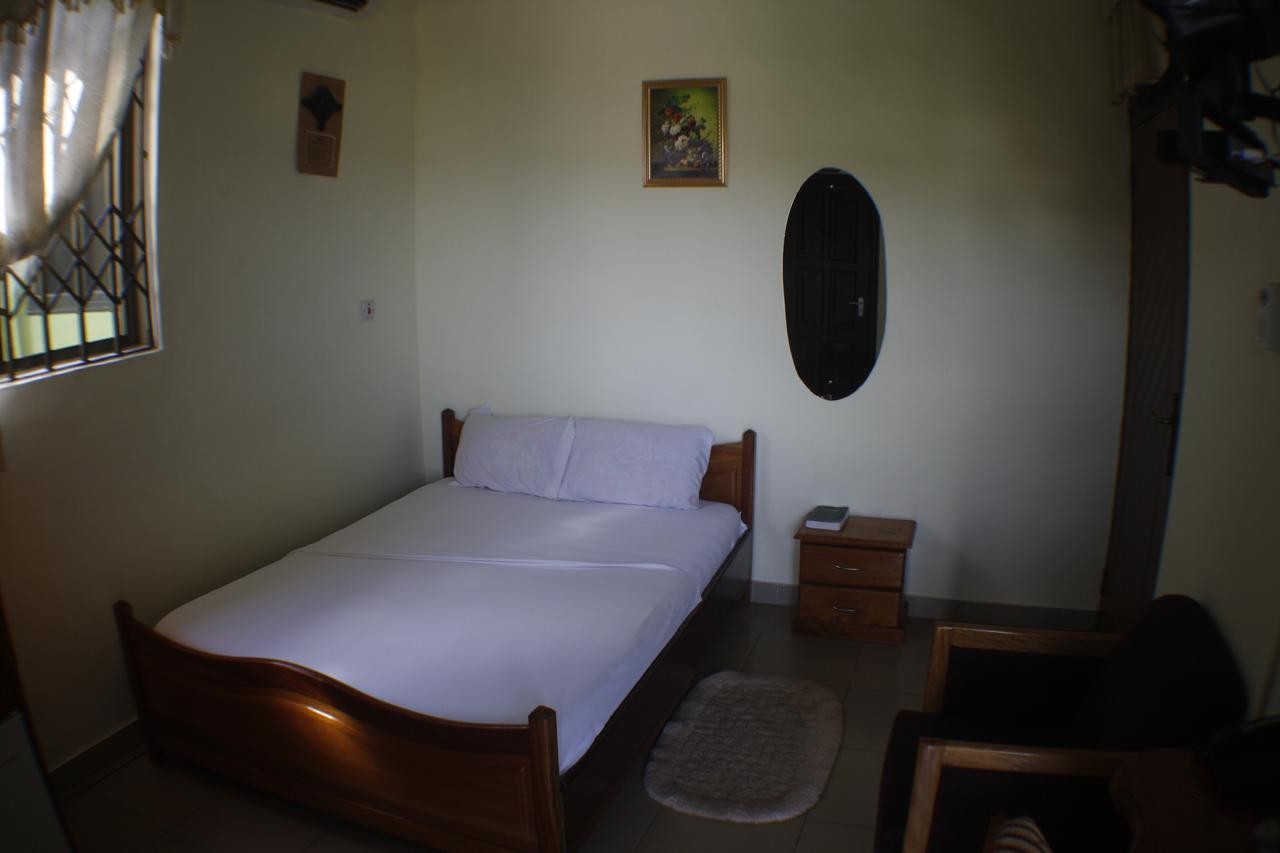 Dokua Royal Hotel Kwabenya ภายนอก รูปภาพ