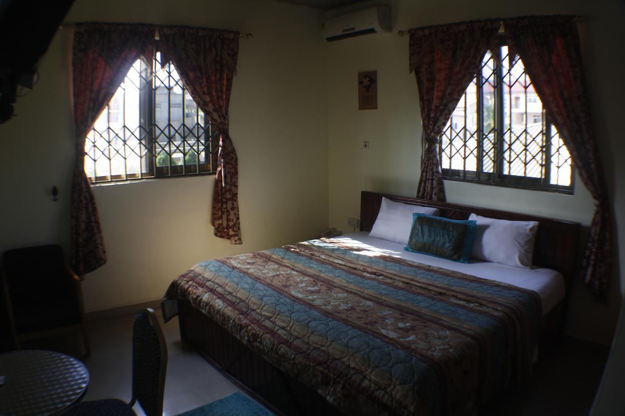 Dokua Royal Hotel Kwabenya ภายนอก รูปภาพ