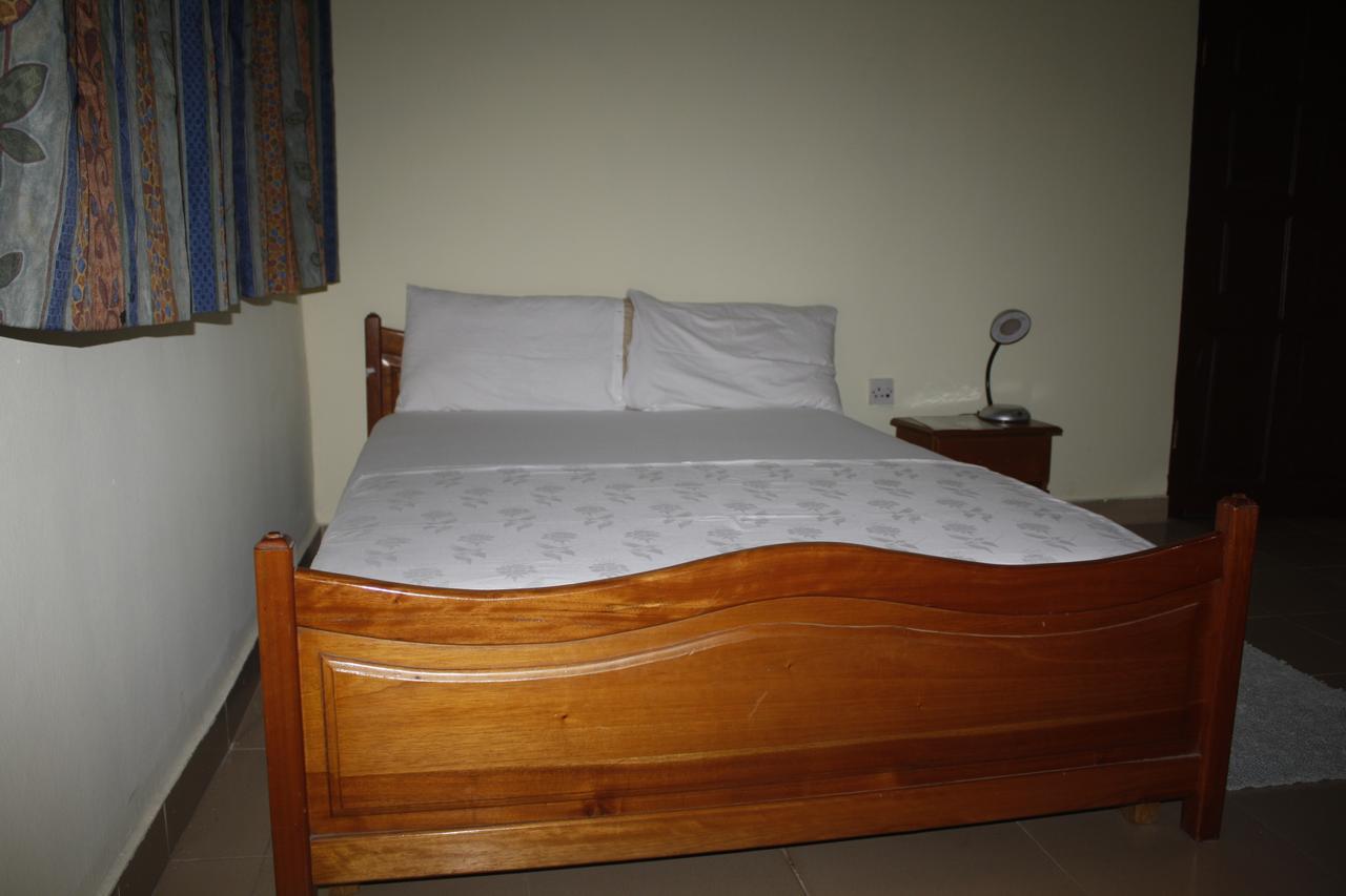 Dokua Royal Hotel Kwabenya ภายนอก รูปภาพ