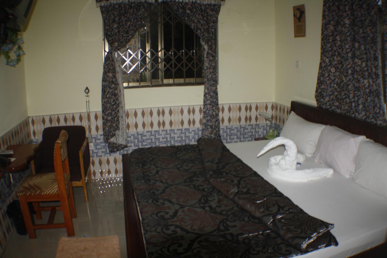 Dokua Royal Hotel Kwabenya ภายนอก รูปภาพ