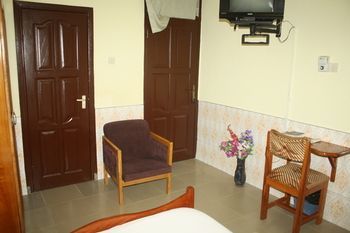Dokua Royal Hotel Kwabenya ภายนอก รูปภาพ