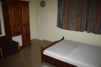 Dokua Royal Hotel Kwabenya ภายนอก รูปภาพ